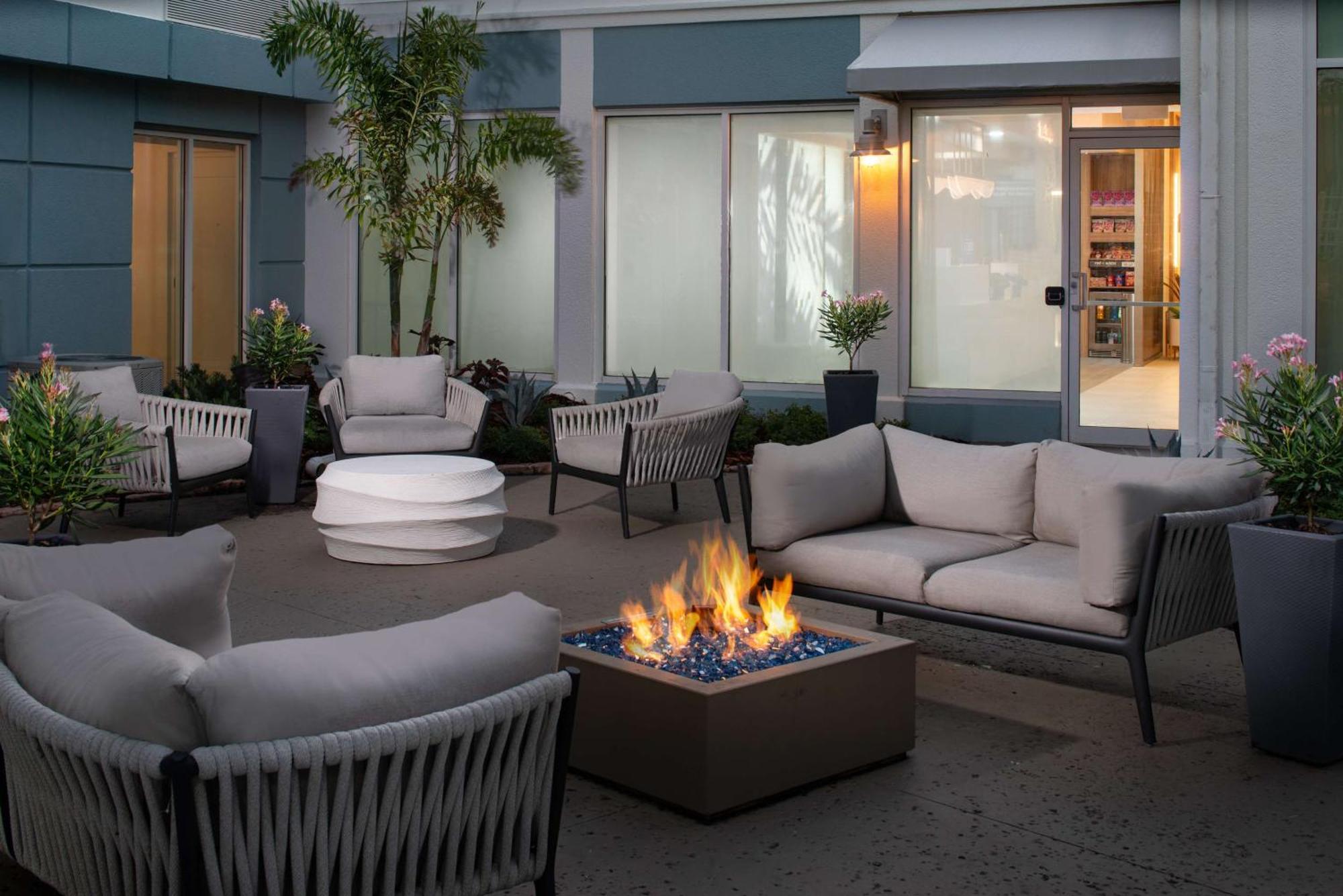 Hilton Garden Inn Orlando Airport Exterior photo